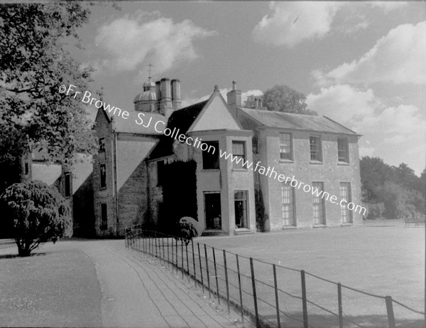 LARGE HOUSE WITH DRIVEWAY